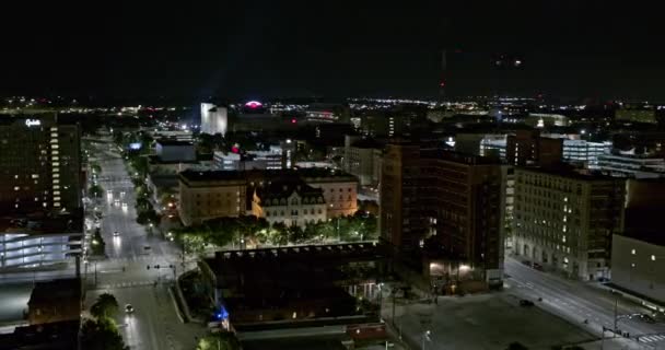リンカーン ネブラスカ航空V3パン右ショットドローンは 近所の静かなダウンタウンの街並みの低い夜景を飛んで インスピレーション2 X7のカメラで撮影 8月2020 — ストック動画