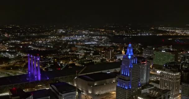 カンザス ミズーリ航空V2パンは 夜のダウンタウンのビジネス街のライトアップされた街並みの景色の上で右のショット インスピレーション2 X7のカメラで撮影 8月2020 — ストック動画