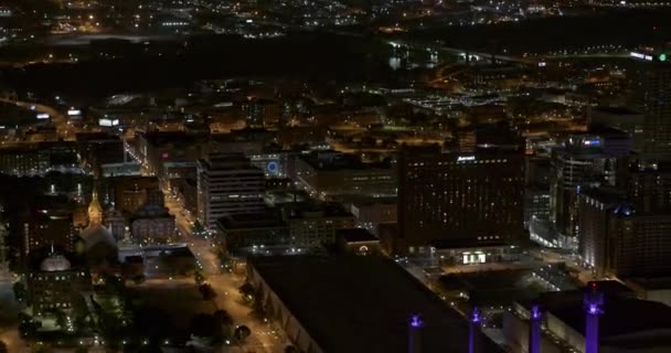 堪萨斯州密苏里航空12号航站楼跟踪右拍 拍摄市中心闪烁着反光的高层建筑和夜景 用第2号 第7号摄像机拍摄 2020年8月 — 图库视频影像