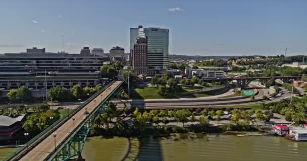 Knoxville Tennessee Aerial V18 Tracking Shot River Capting Downtown Cityscape — Vídeos de Stock
