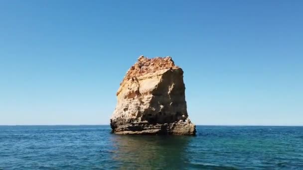 Widok Samotnej Skały Oceanie Atlantyckim Nagrania Łodzi Kamerą Stabilizującą — Wideo stockowe