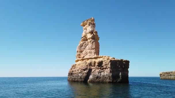 Blick Auf Eine Einzelne Felseninsel Namens Yellow Submarine Rock Einer — Stockvideo