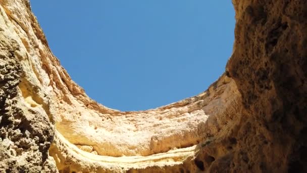 Una Cueva Abierta Que Fue Erosionada Por Agua Del Mar — Vídeos de Stock