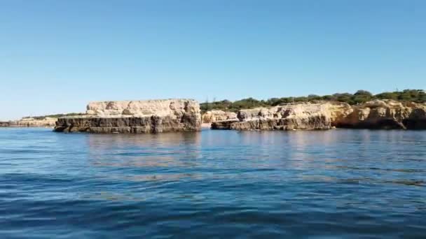 Blick Auf Eine Felsige Küste Von Einem Boot Aus Aufgenommen — Stockvideo