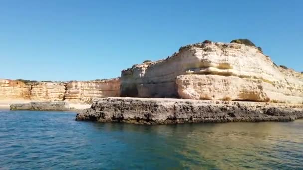 Beautiful View Rocky Coastline Boat Shot Stabilizer Camera — Stock Video