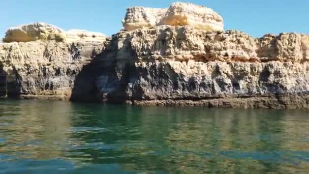 Blick Auf Eine Felsige Küste Von Einem Boot Aus Aufgenommen — Stockvideo