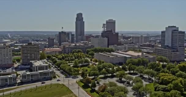 Omaha Nebraska Aerial V27 Kinematografický Nízkoúrovňový Vzestupný Záběr Dron Prolétající — Stock video