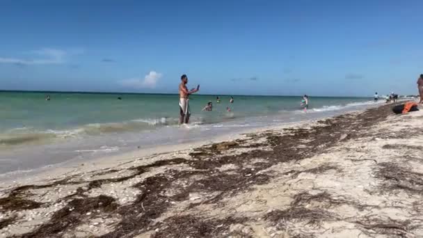 Timelapse Mostrando Las Olas Del Mar Los Hombres Con Teléfono — Vídeos de Stock