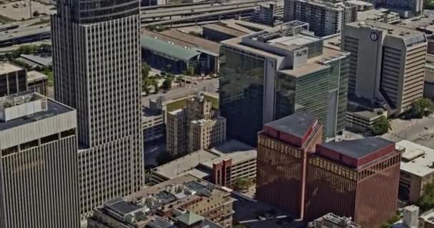 Omaha Nebraska Aerial V19 Drönare Lutar Uppåt Från Centrum Skyskrapor — Stockvideo