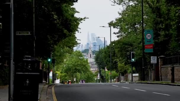 伦敦市从伦敦南部西诺伍德的一条侧街开出的车流时间记录 — 图库视频影像