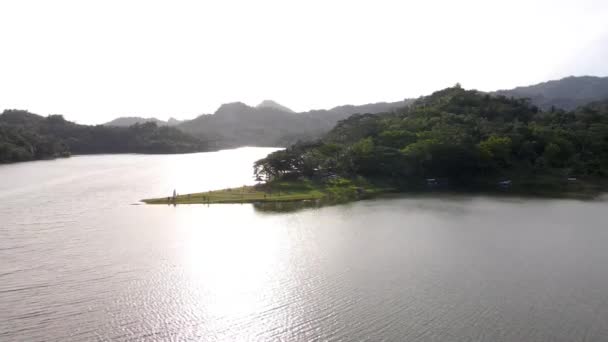 Pessoas Relaxam Capa Serena Reservatório Sermo Java Indonésia Panorama Aéreo — Vídeo de Stock