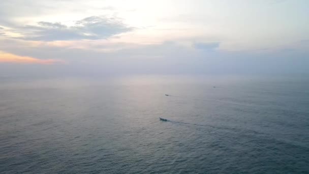 Vista Aérea Pescador Usando Pequenos Barcos Navegar Para Mar Aberto — Vídeo de Stock