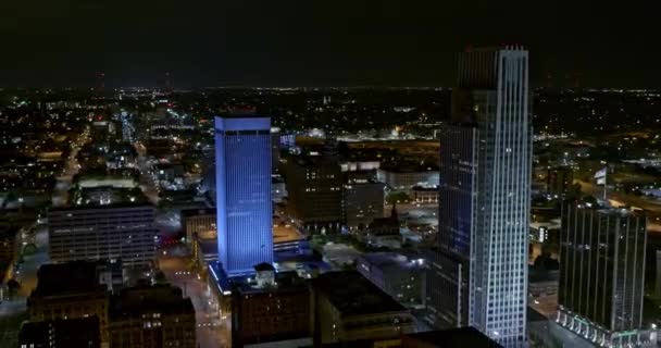 オマハ ネブラスカ航空V2のシネマティック イスタブリッシュメント プルアウトは 夜の高層ビルや通りを撮影 Inspire X7カメラで撮影 2020年8月 — ストック動画