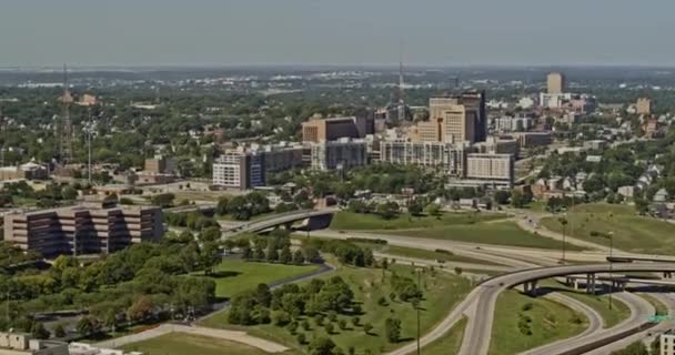 Omaha Nebraska Aerial V23 Pan Left Shot捕捉到现代市中心和市中心社区的城市景观 用Inspire X7相机拍摄 2020年8月 — 图库视频影像