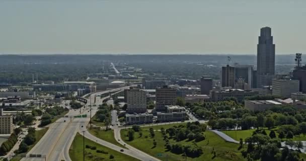 Omaha Nebraska Aerial V13 Панорамный Панорамный Снимок Развития Города Пригородного — стоковое видео