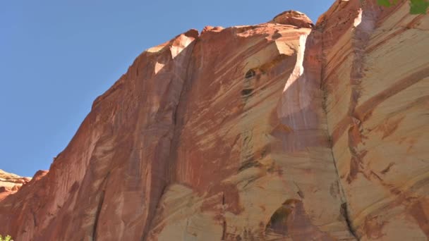 Hoch Aufragende Sandstone Canyons Einem Sonnigen Tag Capitol Reef National — Stockvideo