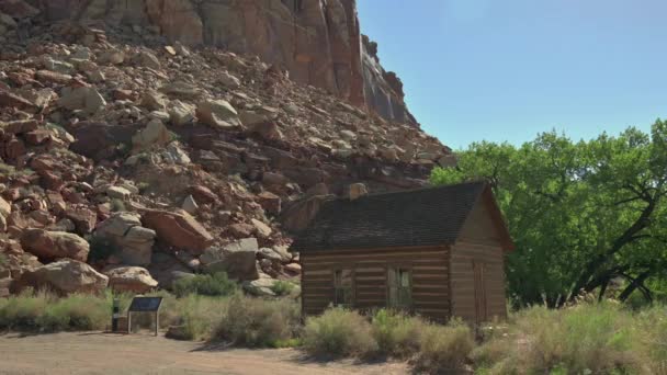 Historic Fruita Schoolhouse Towering Rock Canyons Capitol Reef National Park — Stockvideo