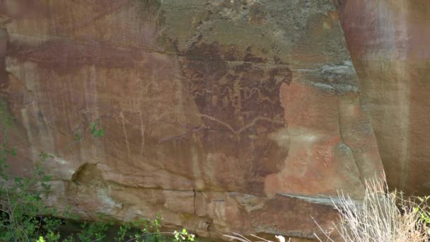 Petroglyphs Capitol Reef National Park Utah Rock Art Figures Carved — Stock Video