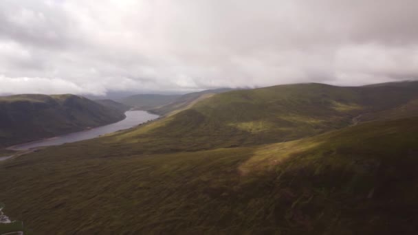 Невероятный Выстрел Беспилотника Над Горами Шотландии — стоковое видео