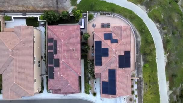 Aerial Top Shot Solar Panels Covering House Roof Downtown Suburb — Stock Video