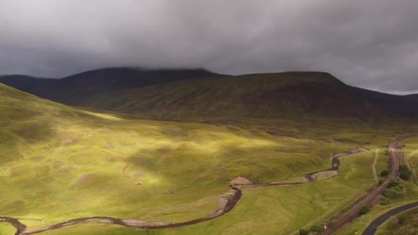 Drone Che Attraversa Montagna Attraverso Nuvola — Video Stock