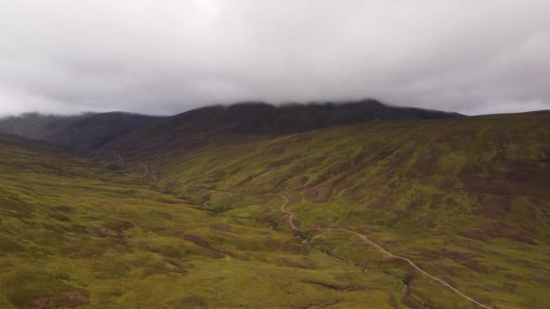 Tiros Montaña Desde Dron Con Las Nubes Cubriendo Las Montañas — Vídeo de stock