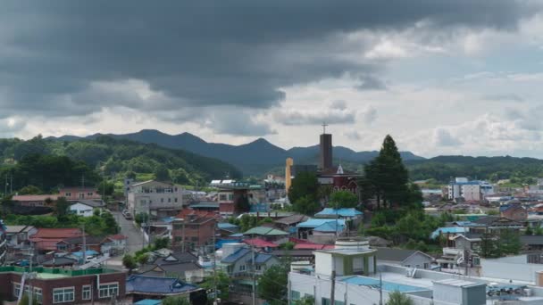 Timelapse Nuvole Che Spostano Sopra Case Residenziali Con Chiesa Alla — Video Stock