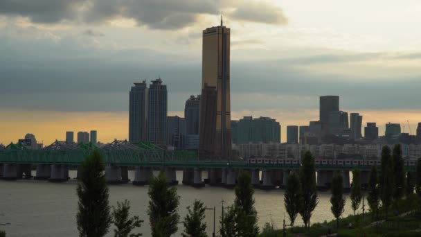 รถไฟข ามสะพานรถไฟหางโจวข ามแม กระฟ าสแควร Cityscape Youido Island Sunset ในกร — วีดีโอสต็อก