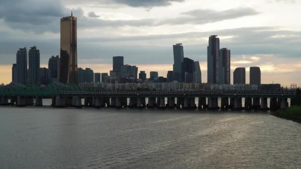 韩国首尔汉江上空落日 可以看到63号楼列车在铁路桥上行驶 宽射门 — 图库视频影像