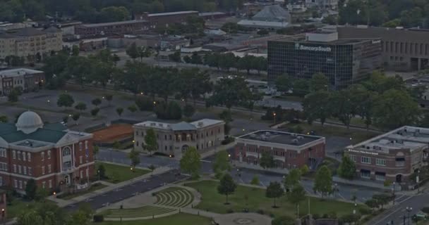 Tupelo Mississippi Aerial Tiro Basculante Desde Ayuntamiento Revela Hermosa Puesta — Vídeo de stock