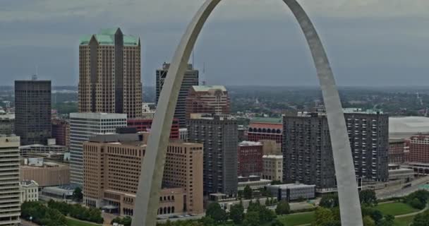 Louis Missouri Aerial Cinemático Estabelecendo Drone Tiro Voando Através Monumento — Vídeo de Stock