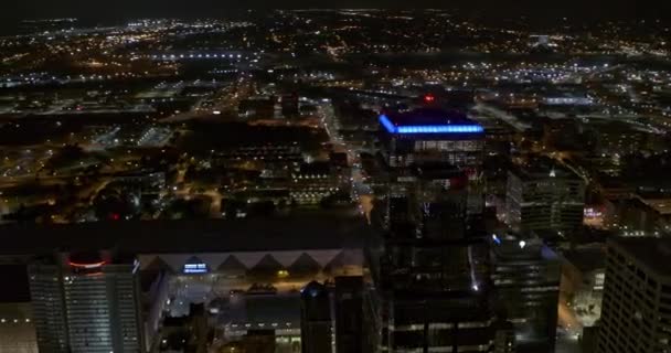 カンザス ミズーリダウンタウンの金融街の商業超高層ビルの周りに空中V5円形のパン 都市の光の広大な風景を見て インスピレーションで撮影2 X7カメラ 8月2020 — ストック動画