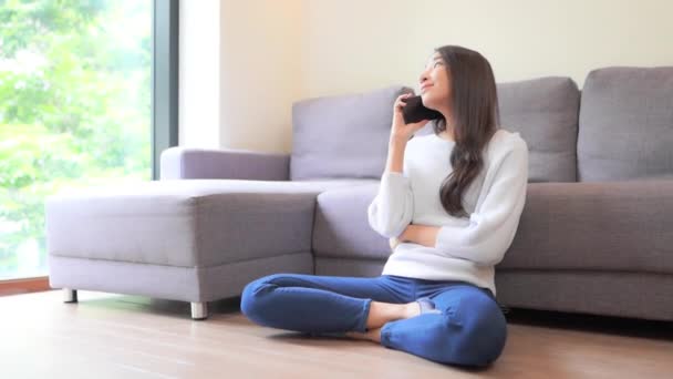 Hezká Asijská Dívka Sedí Podlaze Ležérně Volá Telefon — Stock video