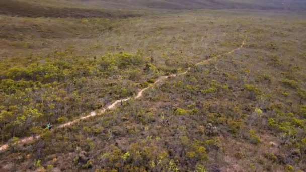 Légkör Távoli Túrázók Követik Ösvény Keresztül Bushland Nyugat Ausztrália — Stock videók