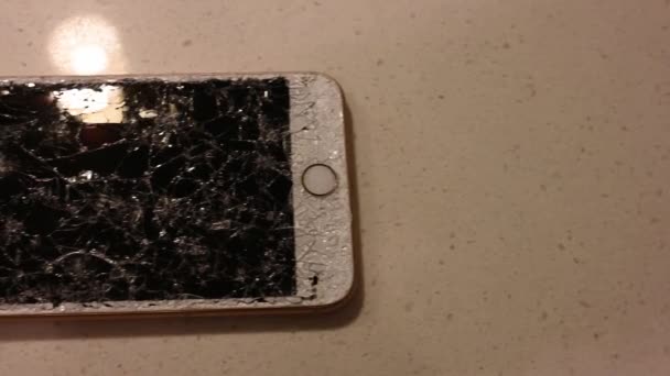 Quebrado Iphone Branco Ouro Rosa Crackled Tela Quebrada Depois Ser — Vídeo de Stock