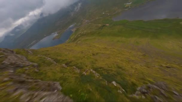 Proximidad Vuelo Cuesta Abajo Desde Pico Montaña Kirkjufell Islandia — Vídeos de Stock