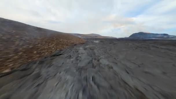 Fpv无人驾驶飞机低空飞越冰岛一个冒烟的熔岩地壳场 — 图库视频影像