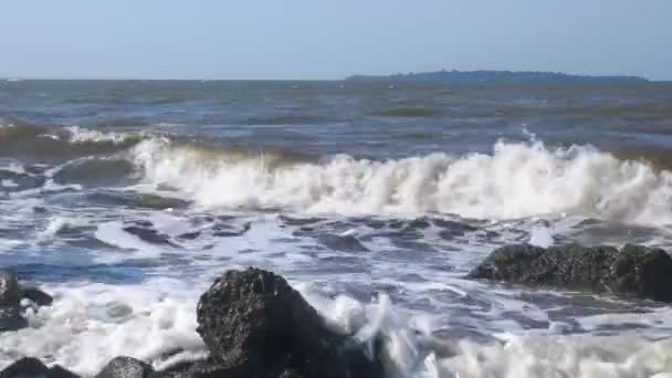大きな波が海岸の小さな岩を襲い — ストック動画