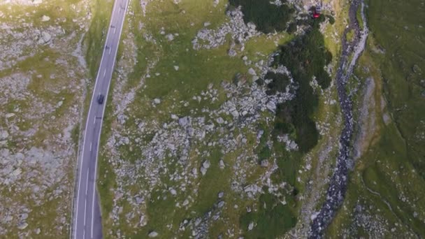 Paning Drone Clip Revelando Valle Amonst Montañas Llamadas Transfagarasan Road — Vídeos de Stock