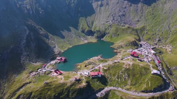 ปโดรนเหน อทะเลสาบท สวยงามและร สอร องเท ยวในพ ถนน Transfagarasan ในเท อกเขาแอลป — วีดีโอสต็อก