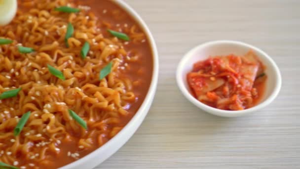 ラミョンまたは卵と韓国のインスタントラーメン 韓国料理スタイル — ストック動画