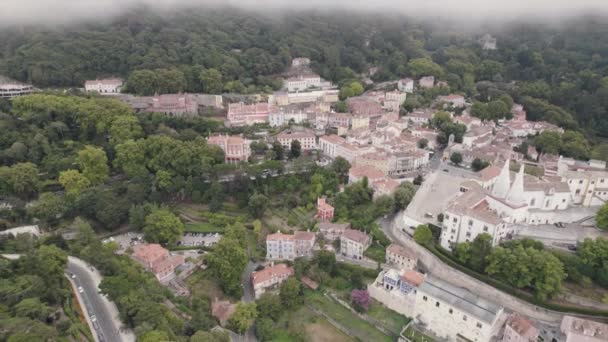 Vzduch idylického města Sintra v zamlžený den. Okouzlující bílé budovy.