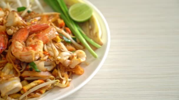 Pad Thai Seafood Mexer Macarrão Frito Com Camarões Lula Polvo — Vídeo de Stock