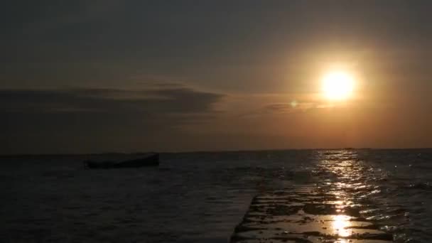 桟橋と漁船で4Kのタイムラプス日没 — ストック動画