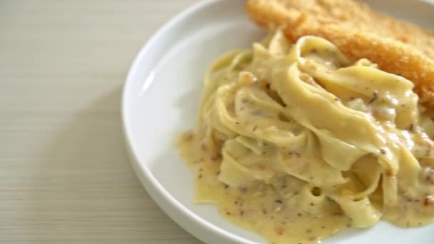 Pasta Fettuccine Casera Salsa Crema Blanca Con Pescado Frito — Vídeos de Stock