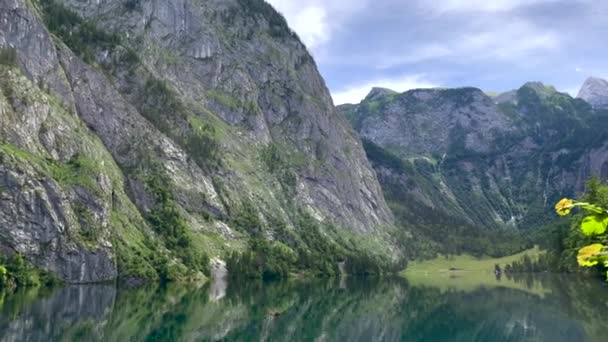 Vodní Odraz Idylického Jezera Obklopeného Obřími Horami Létě Rakousko Náklon — Stock video