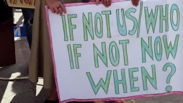 Gente Reuniendo Marchando Acercándose Cambio Climático Letrero Dibujado Mano Marcha — Vídeo de stock