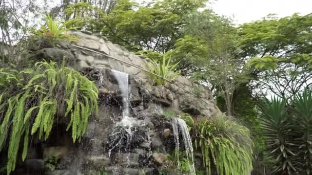 Naklánění Dolů Snímek Vodopádu Funkce Zahradě Pachacamac Lima Peru — Stock video