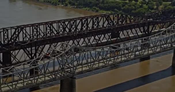 Memphis Tennessee Aerial V28 Drone Reveal Shot Three Iconic Bridges — Vídeos de Stock