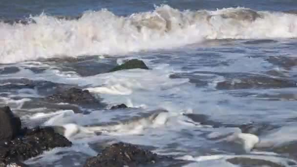 白天海滩上海浪的特写 — 图库视频影像